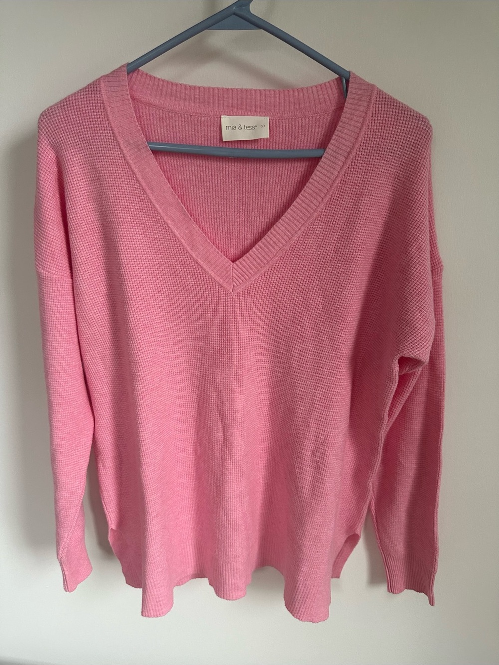 Mia & Tess V-Neck Sweater in Pink size S